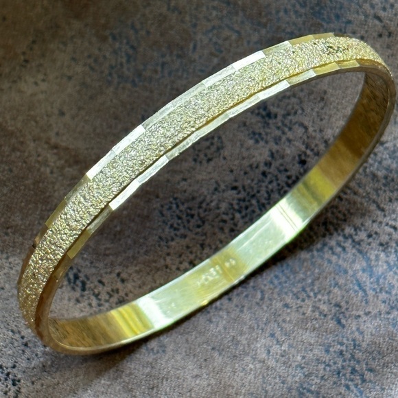 Monet Vintage 80's SIGNED gold tone etched bangle bracelet - Picture 1 of 3